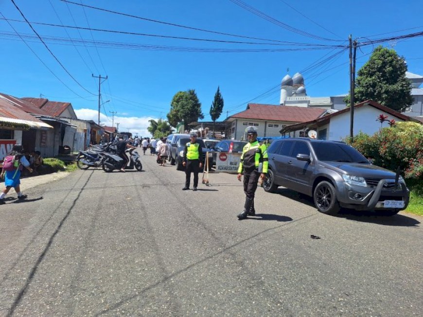 Lantas  Sat Lantas Polres Manggarai Berhasil Amankan Sholat Jumat di Masjid Agung Baiturahman Ruteng